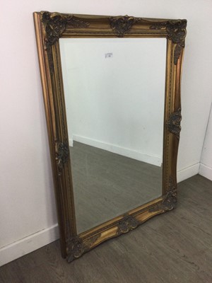 Lot 514 - A GILT FRAMED WALL MIRROR