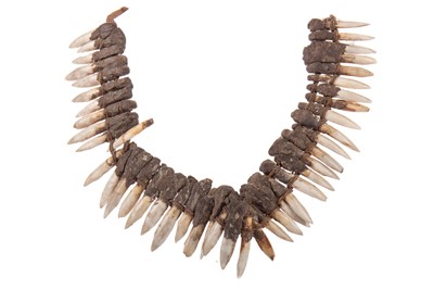 Lot 8 - A WEST AFRICAN/PACIFIC ISLANDS TRIBAL TOOTH NECKLACE