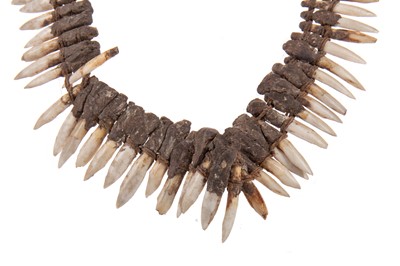 Lot 8 - A WEST AFRICAN/PACIFIC ISLANDS TRIBAL TOOTH NECKLACE