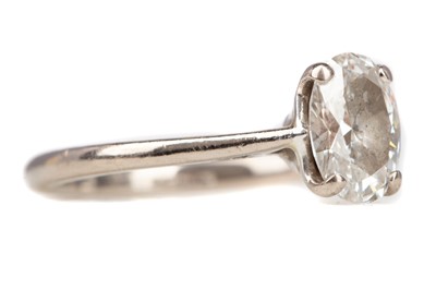 Lot 651 - A DIAMOND SOLITAIRE RING
