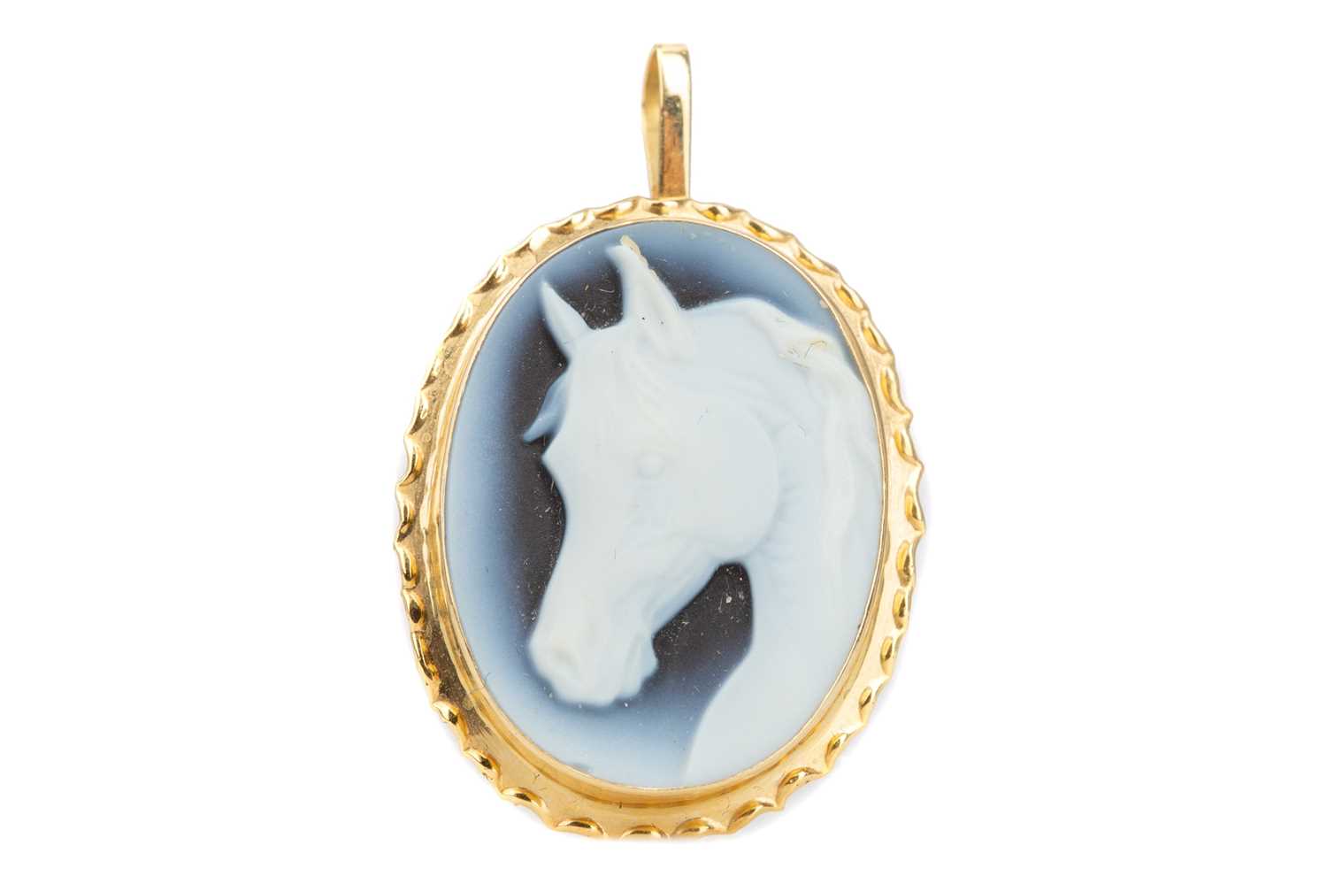 Lot 652 - A HORSE CAMEO BROOCH