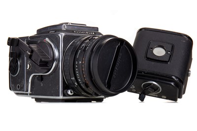 Lot 599 - A GOOD HASSELBLAD 501CM CAMERA WITH ZEISS LENS