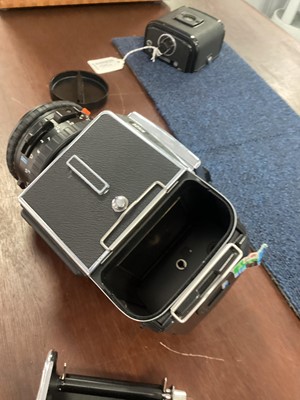 Lot 599 - A GOOD HASSELBLAD 501CM CAMERA WITH ZEISS LENS