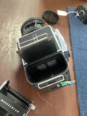 Lot 599 - A GOOD HASSELBLAD 501CM CAMERA WITH ZEISS LENS