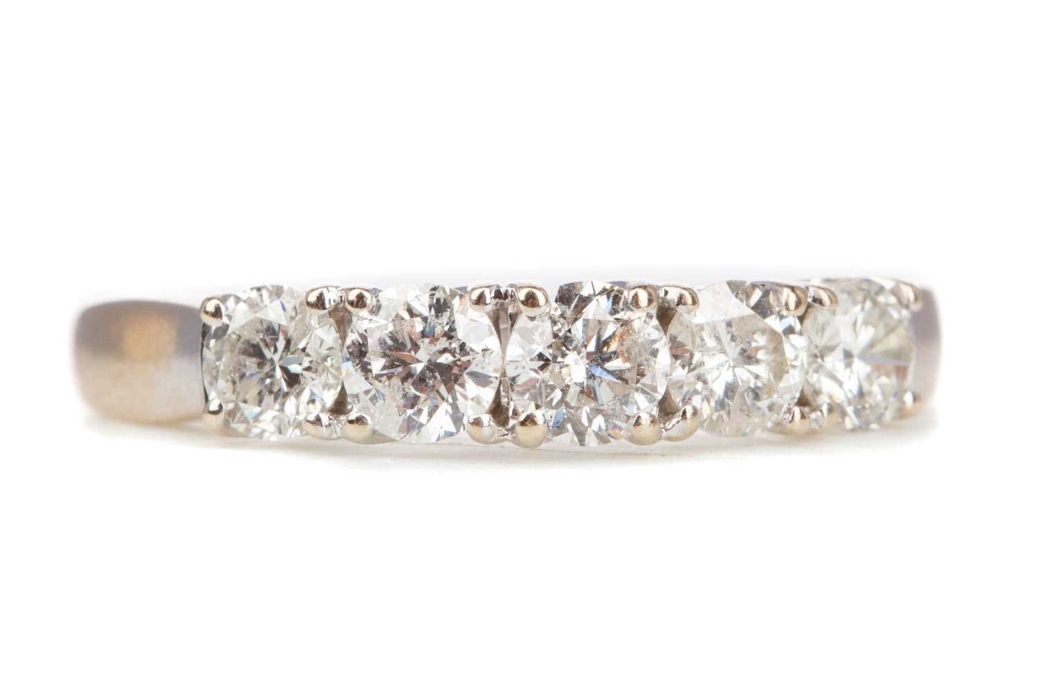 Lot 657 - A DIAMOND FIVE STONE RING