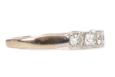 Lot 657 - A DIAMOND FIVE STONE RING