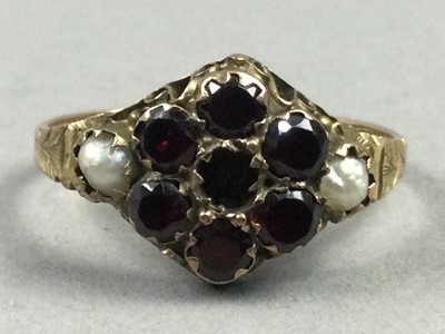 Lot 33 - A GARNET AND PEARL RING