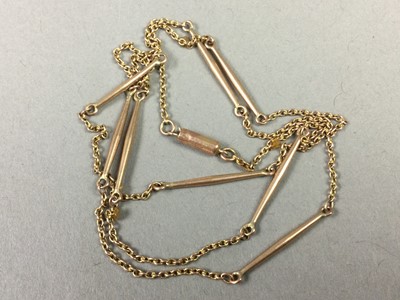 Lot 41 - A GOLD CHAIN