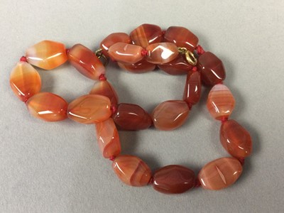Lot 42 - AN AGATE BEADED NECKLACE
