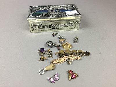 Lot 11 - A LOT OF VINTAGE AND ANTIQUE JEWELLERY