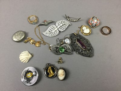 Lot 56 - A LOT OF VINTAGE AND ANTIQUE BROOCHES AND RINGS