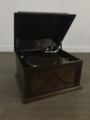 Lot 203 - AN HMV WIND-UP GRAMOPHONE AND A CAKE STAND