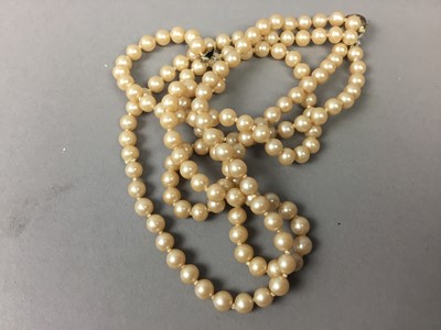 Lot 221 - A LOT OF COSTUME JEWELLERY