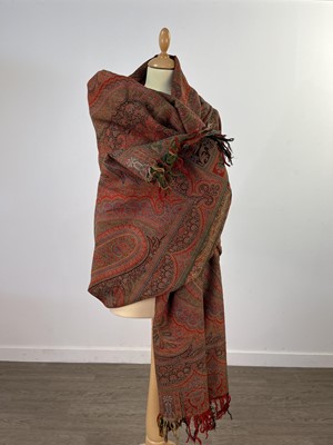 Lot 395 - A LARGE AND FINE VICTORIAN PAISLEY SHAWL