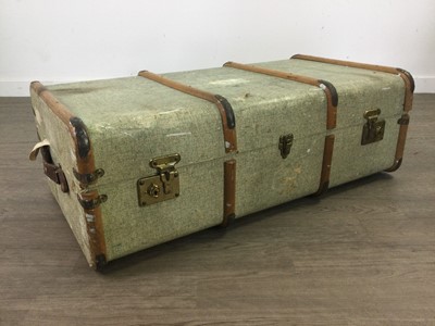 Lot 227 - A VINTAGE TRAVELLING TRUNK