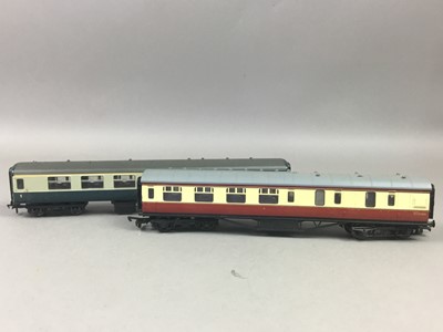 Lot 282 - A LOT OF MODEL RAILWAY CARRIAGES, TRACK AND AGRICULTURAL FEATURES