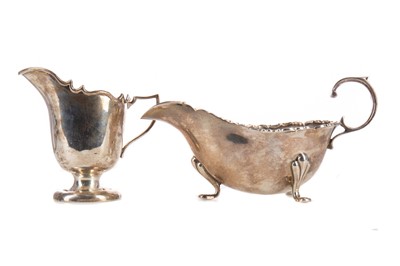 Lot 148 - A GEORGE V SILVER SAUCE BOAT AND A CREAM JUG