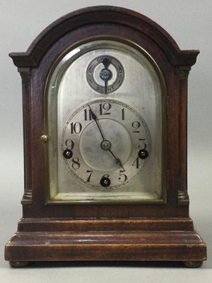 Lot 391 - A MAHOGANY MANTEL CLOCK