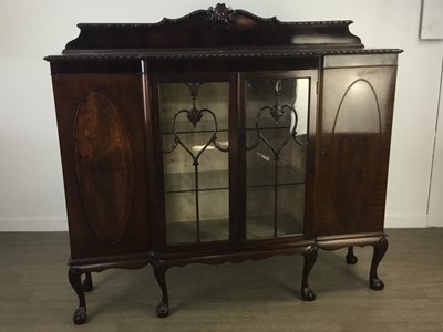 Lot 249 - AN EARLY 20TH CENTURY MAHOGANY BREAKFRONT DISPLAY CABINET