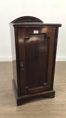 Lot 255 - AN EARLY 20TH CENTURY MAHOGANY BEDSIDE LOCKER
