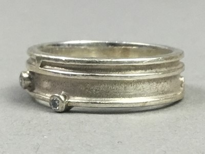 Lot 367 - A SILVER RING