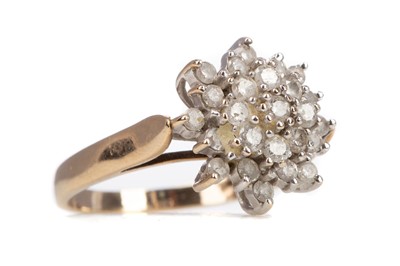 Lot 699 - A DIAMOND CLUSTER RING