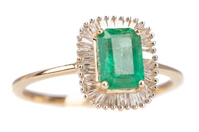 Lot 702 - AN EMERALD AND DIAMOND RING