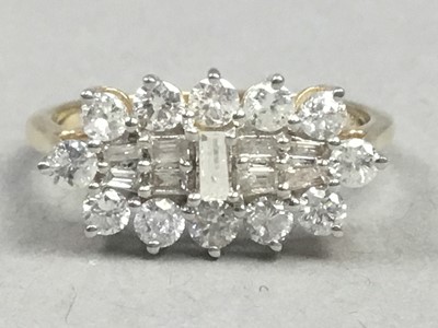 Lot 357 - A DIAMOND CLUSTER RING