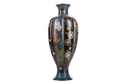 Lot 1041 - A LATE 19TH/EARLY 20TH CENTURY CHINESE CLOISONNE ENAMEL VASE