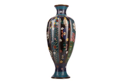 Lot 1041 - A LATE 19TH/EARLY 20TH CENTURY CHINESE CLOISONNE ENAMEL VASE