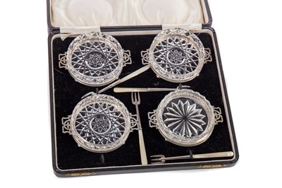 Lot 143 - A SET OF FOUR GEORGE V SILVER MOUNTED PICKLE DISHES AND FOUR ASSORTED PICKLE FORKS