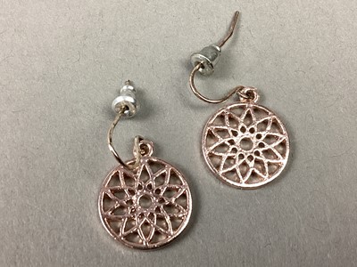 Lot 389 - A COLLECTION OF COSTUME JEWELLERY