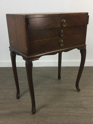 Lot 321 - A PART CANTEEN OF PLATED CUTLERY