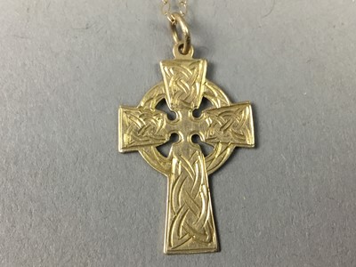 Lot 479 - A NINE CARAT GOLD CRUCIFIX PENDANT WITH SLENDER CHAIN