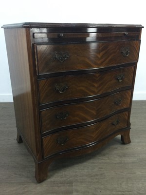 Lot 470 - A REPRODUCTION MAHOGANY SERPENTINE FOUR DRAWER CHEST
