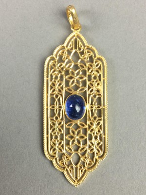 Lot 530 - A SILVER GILT KYANITE PENDANT