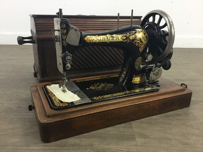 Lot 546 - AN EARLY 20TH CENTURY SINGER SEWING MACHINE