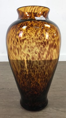Lot 560 - A LARGE AMBER COLOURED GLASS VASE
