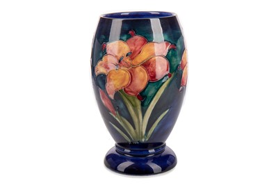 Lot 405 - A MOORCROFT LILY PATTERN VASE