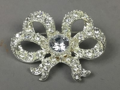 Lot 628 - A LOT OF COSTUME JEWELLERY BROOCHES