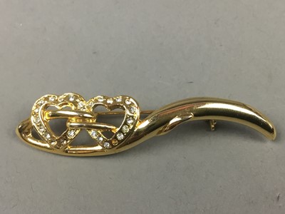 Lot 629 - A LOT OF COSTUME JEWELLERY BROOCHES