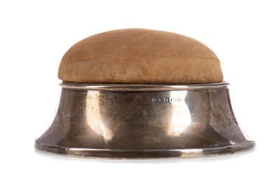 Lot 176 - A GEORGE V SILVER COMBINATION PIN CUSHION AND JEWELLERY BOX