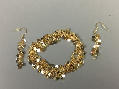 Lot 671 - A SELECTION OF COSTUME JEWELLERY