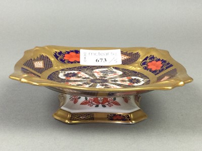 Lot 673 - A ROYAL CROWN DERBY DISH AND PAPERWEIGHTS