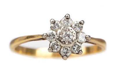 Lot 713 - A DIAMOND CLUSTER RING