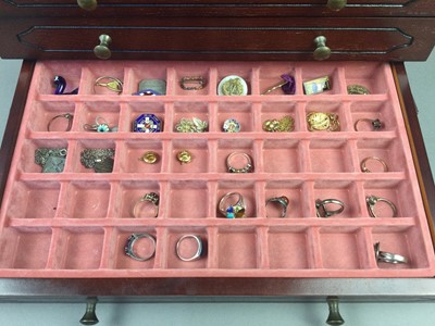 Lot 44 - A COLLECTION OF COSTUME JEWELLERY