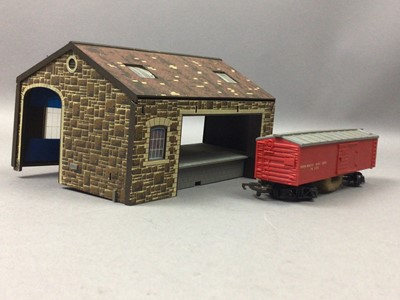 Lot 172 - A GROUP OF HORNBY MODEL TRAINS AND TRACK