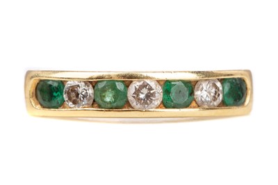 Lot 731 - AN EMERALD AND DIAMOND RING