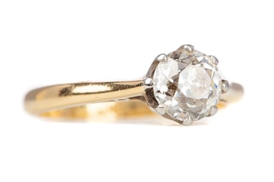 Lot 732 - A DIAMOND SOLITAIRE RING