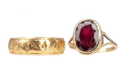 Lot 734 - A GEM SET RING AND A WEDDING BAND